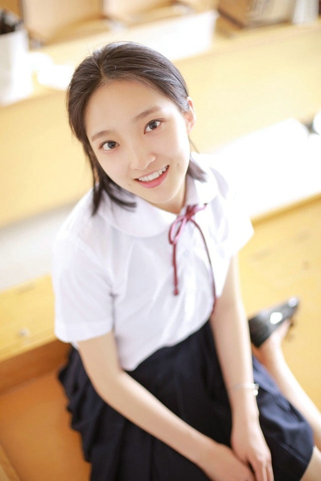 甜甜酒窝校服美女教室内青春活力治愈系写真