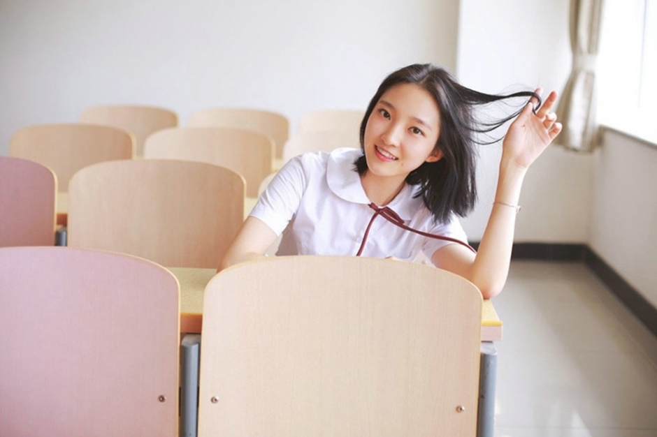 甜甜酒窝校服美女教室内青春活力治愈系写真