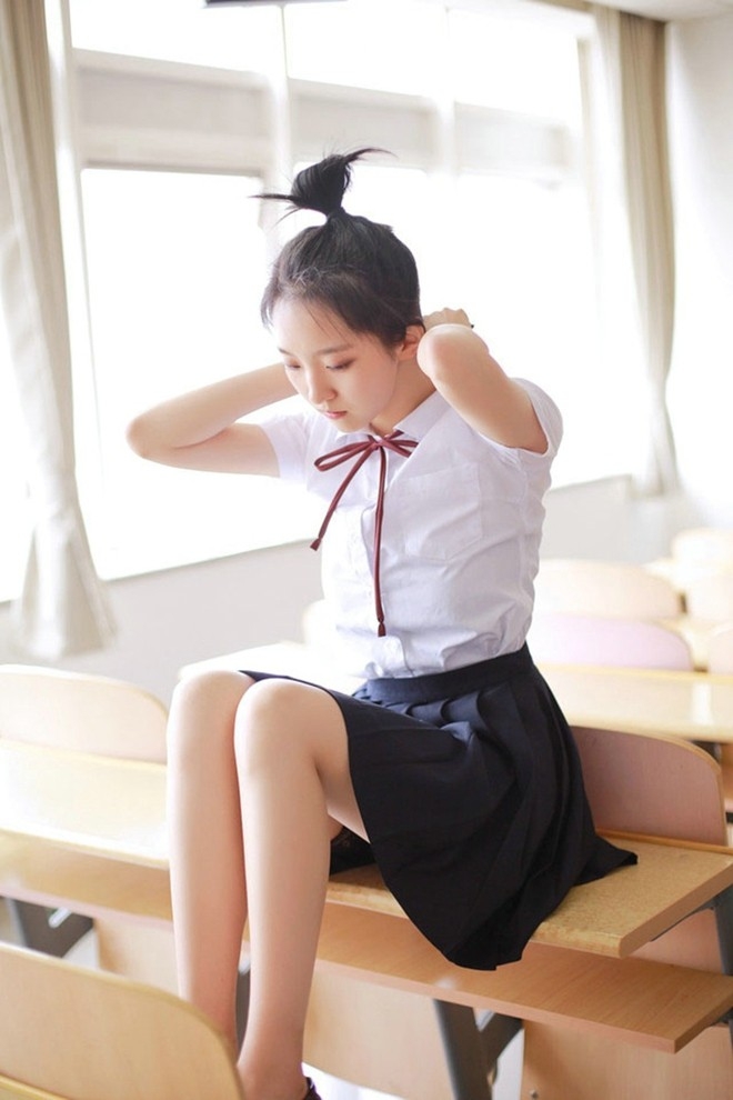 甜甜酒窝校服美女教室内青春活力治愈系写真