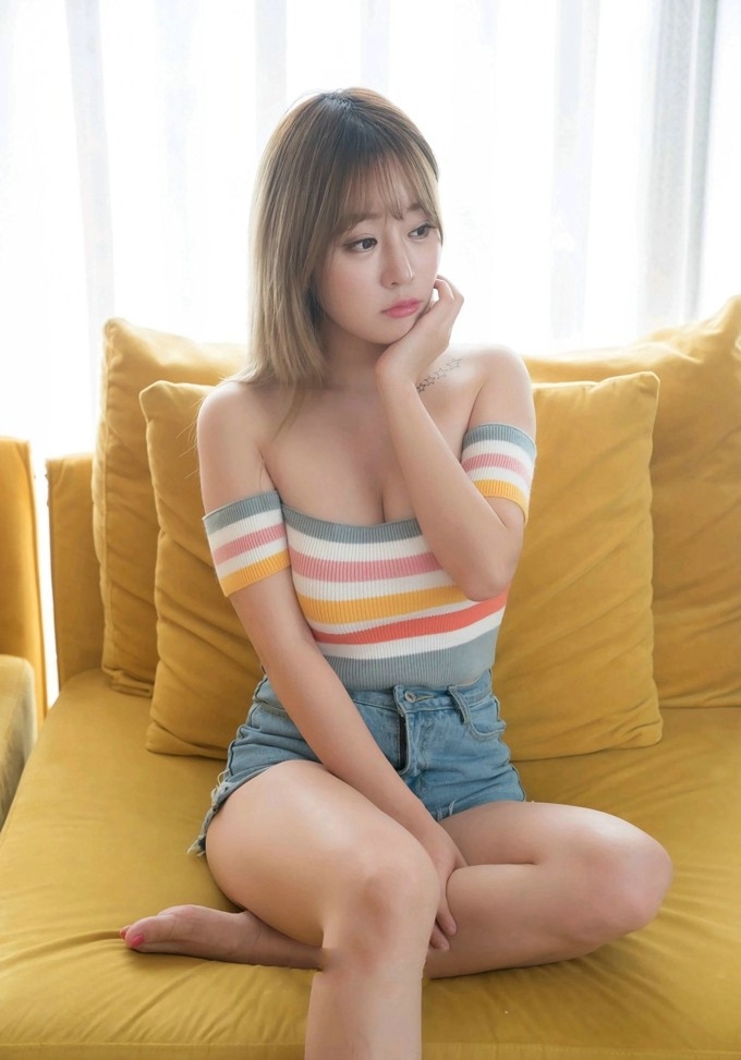 低胸针织衫网络美女王语纯居家热裤诱惑翘臀美腿写真