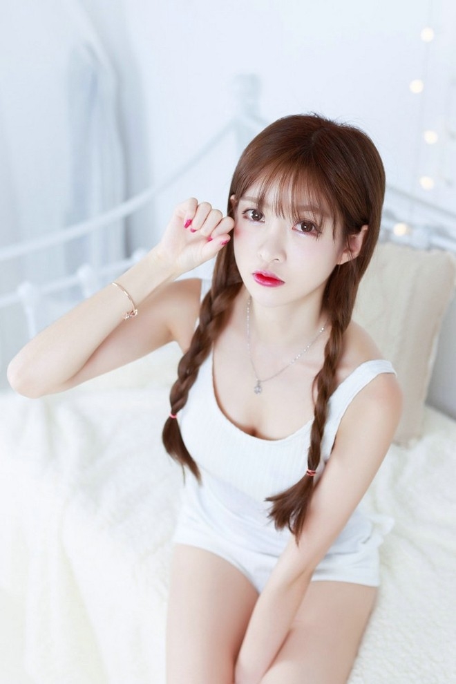水灵灵粉唇萝莉美女白色吊带睡衣双马尾可爱迷人写真