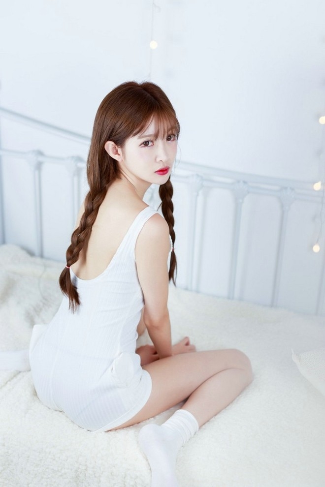 水灵灵粉唇萝莉美女白色吊带睡衣双马尾可爱迷人写真