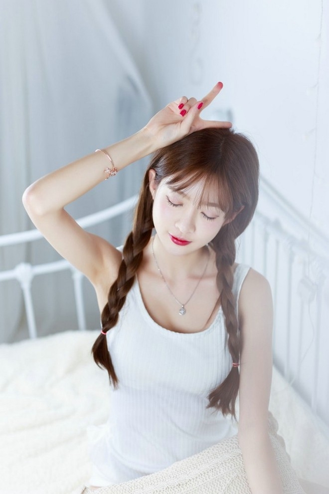 水灵灵粉唇萝莉美女白色吊带睡衣双马尾可爱迷人写真