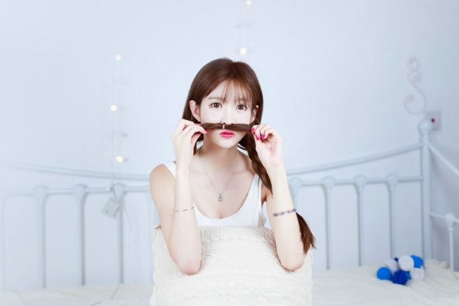 水灵灵粉唇萝莉美女白色吊带睡衣双马尾可爱迷人写真