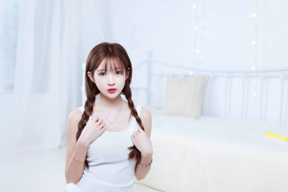 水灵灵粉唇萝莉美女白色吊带睡衣双马尾可爱迷人写真