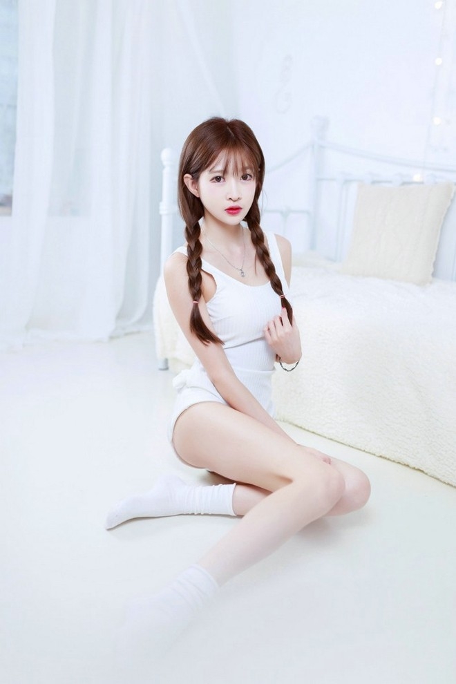 水灵灵粉唇萝莉美女白色吊带睡衣双马尾可爱迷人写真
