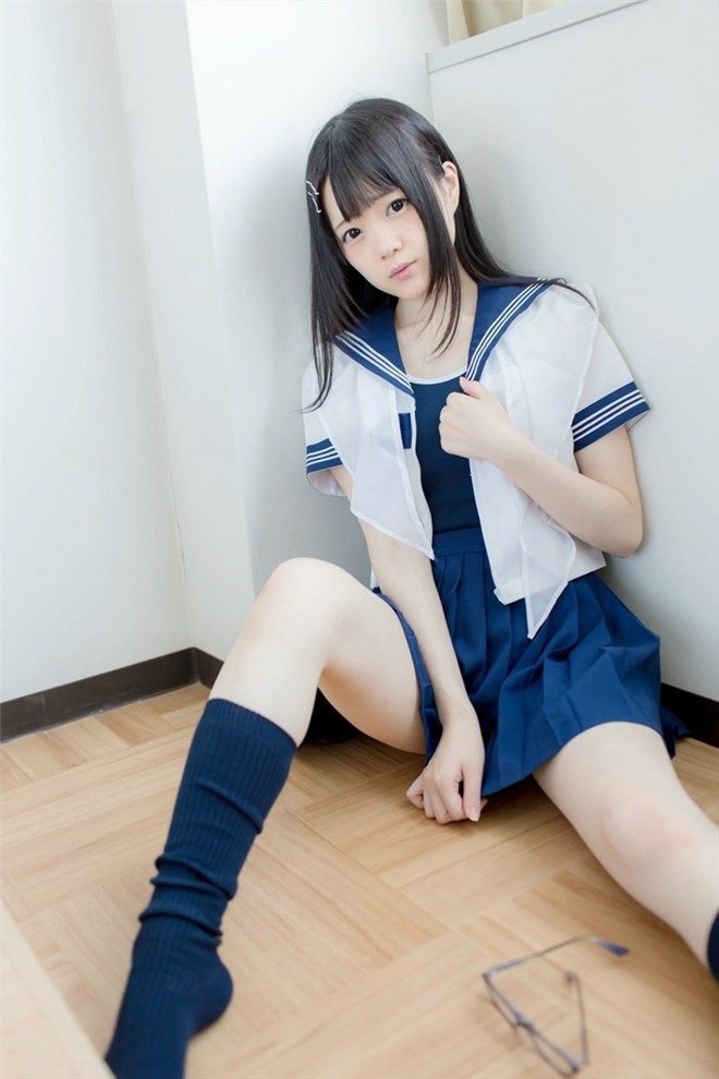 戴眼镜制服学生妹教室水着大胆诱惑图片写真