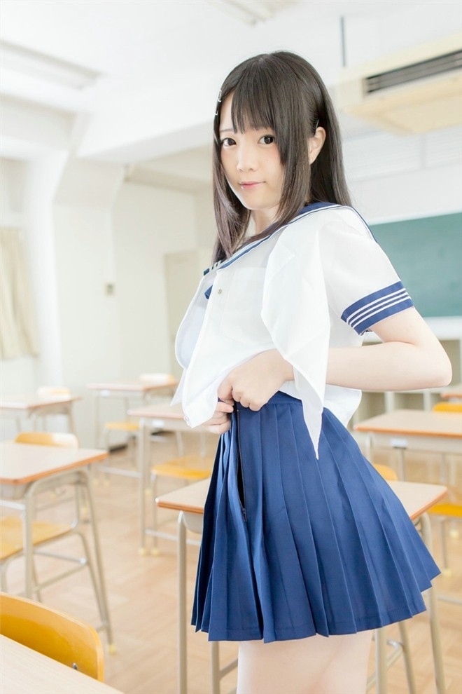 戴眼镜制服学生妹教室水着大胆诱惑图片写真