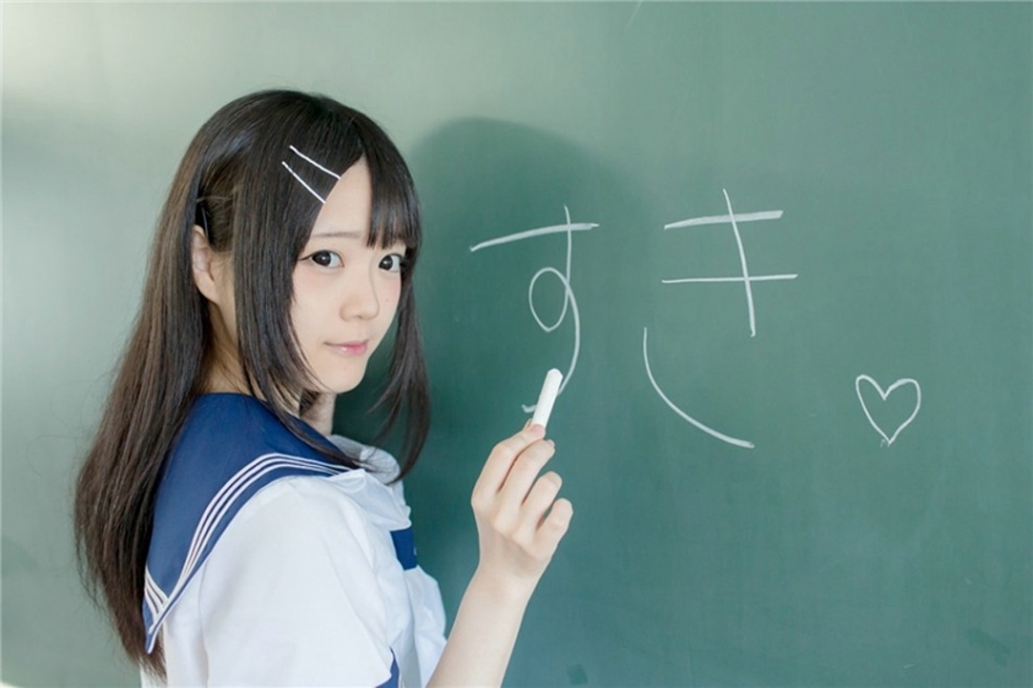 戴眼镜制服学生妹教室水着大胆诱惑图片写真