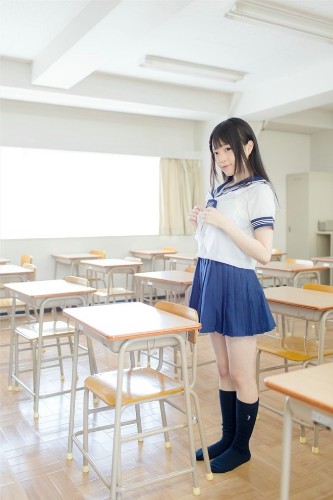 戴眼镜制服学生妹教室水着大胆诱惑图片写真