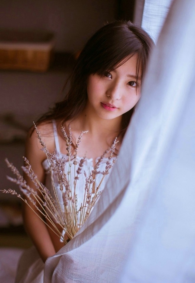 白嫩清纯玉体丰满美少女白色蕾丝甜美迷人私房写真