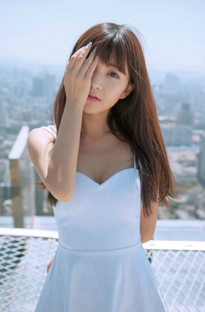 天台上甜美酥胸少女小白裙性感可爱高清唯美写真