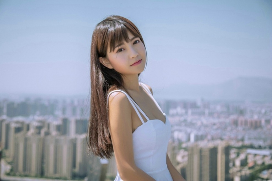 天台上甜美酥胸少女小白裙性感可爱高清唯美写真