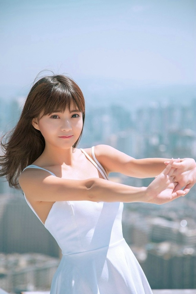 天台上甜美酥胸少女小白裙性感可爱高清唯美写真