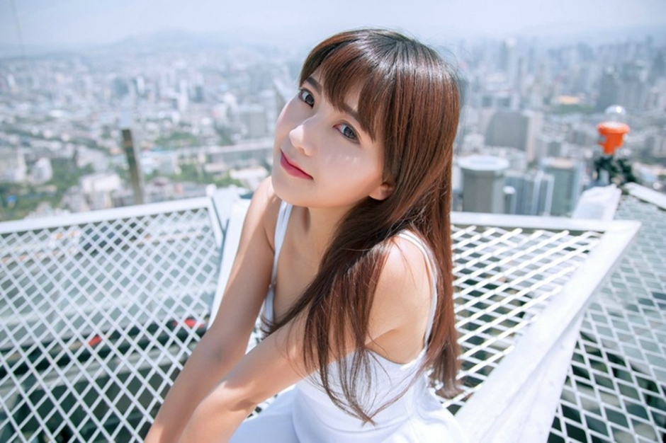 天台上甜美酥胸少女小白裙性感可爱高清唯美写真