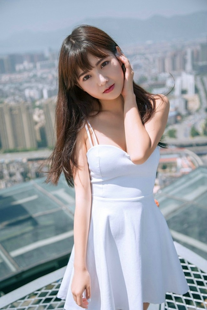 天台上甜美酥胸少女小白裙性感可爱高清唯美写真
