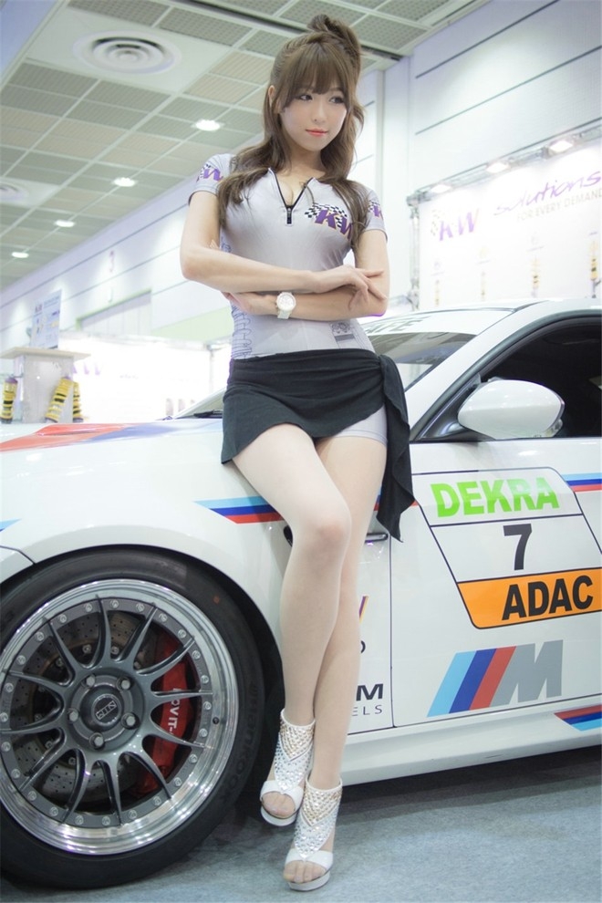 韩国美女车模美腿爆乳高清香车美女图片