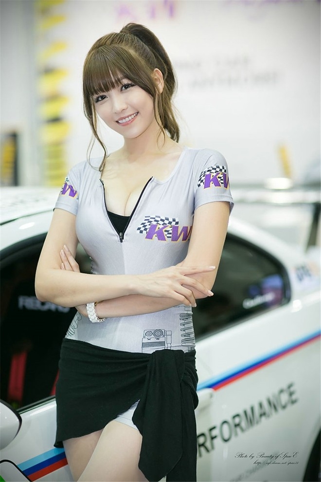 韩国美女车模美腿爆乳高清香车美女图片