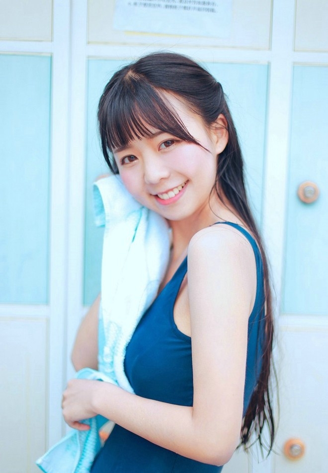 清纯俏皮可爱水着少女泳池高清摄影美女写真图片