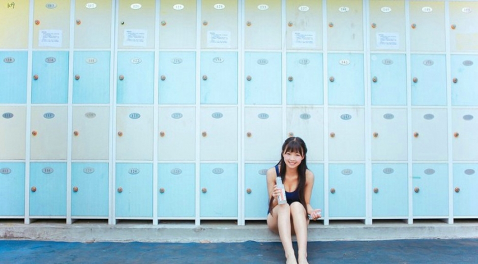 清纯俏皮可爱水着少女泳池高清摄影美女写真图片