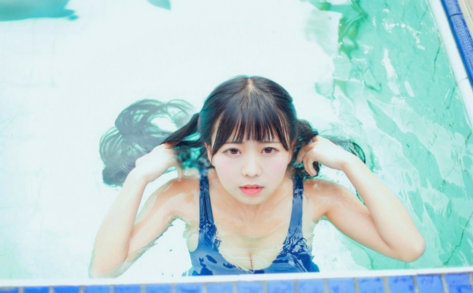 清纯俏皮可爱水着少女泳池高清摄影美女写真图片