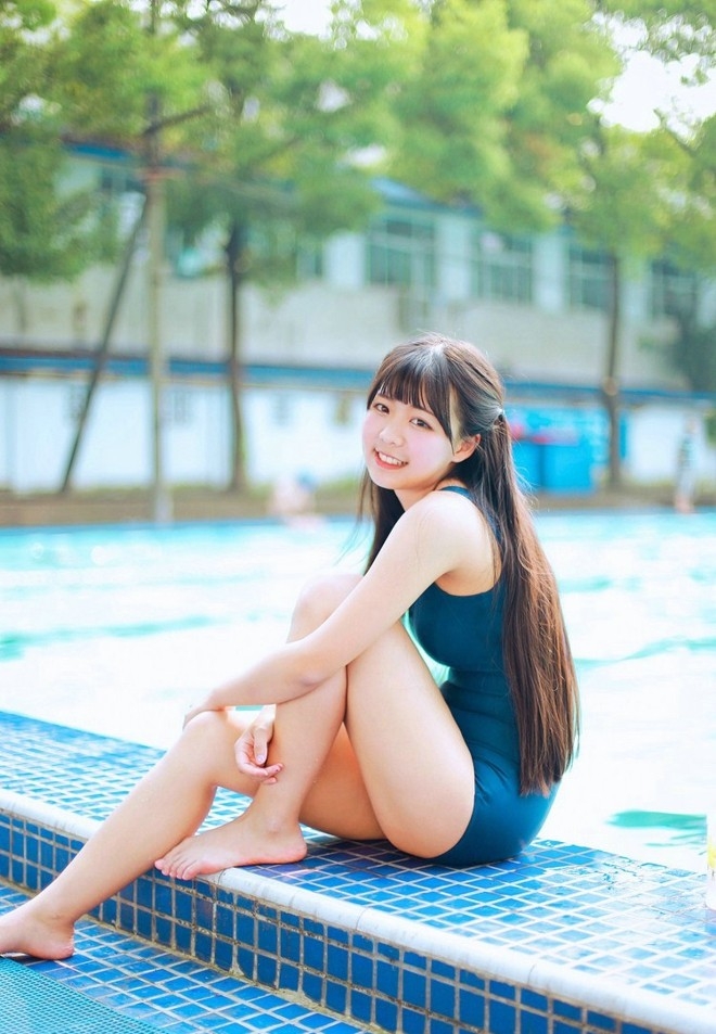 清纯俏皮可爱水着少女泳池高清摄影美女写真图片