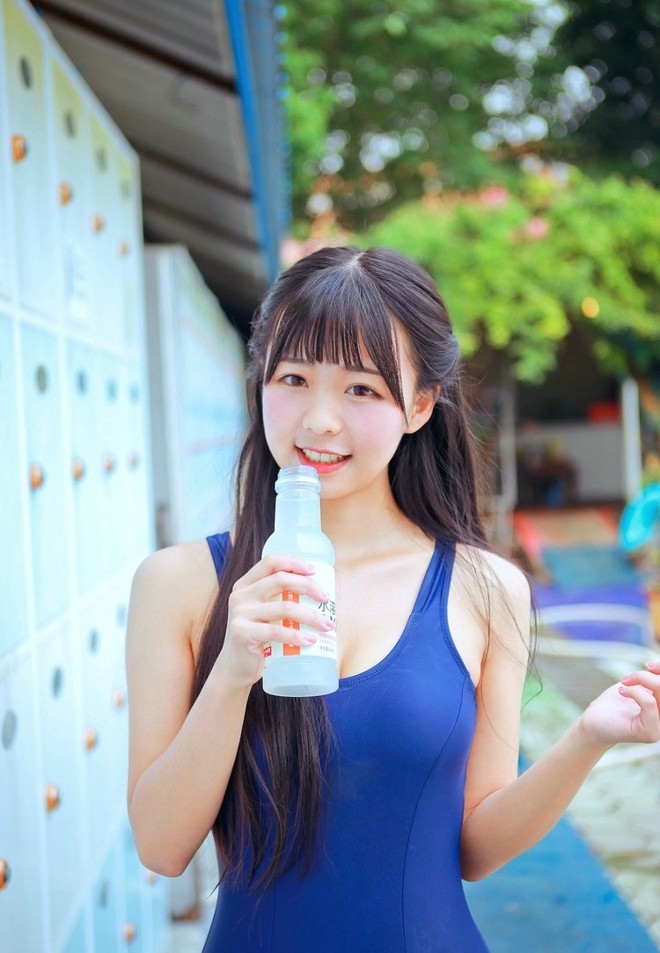 清纯俏皮可爱水着少女泳池高清摄影美女写真图片