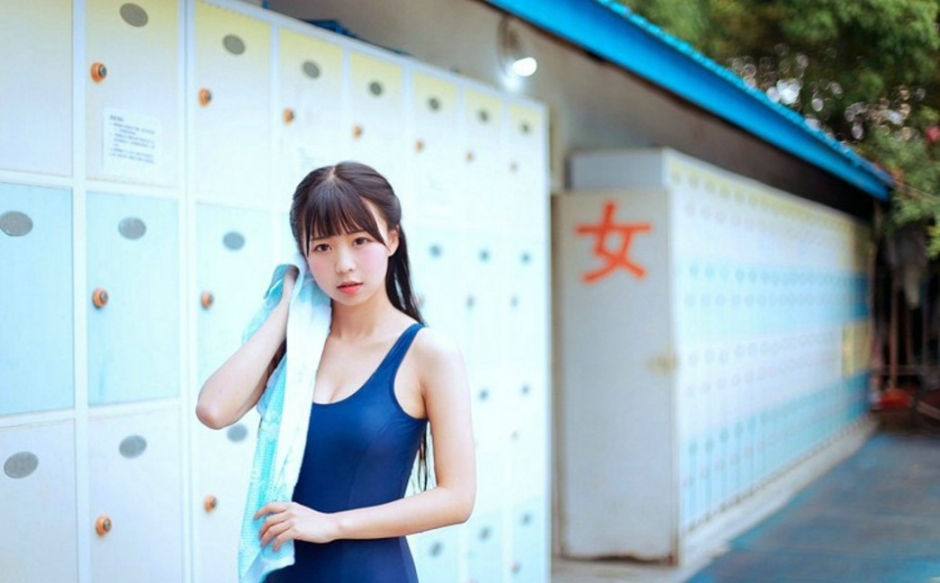 清纯俏皮可爱水着少女泳池高清摄影美女写真图片