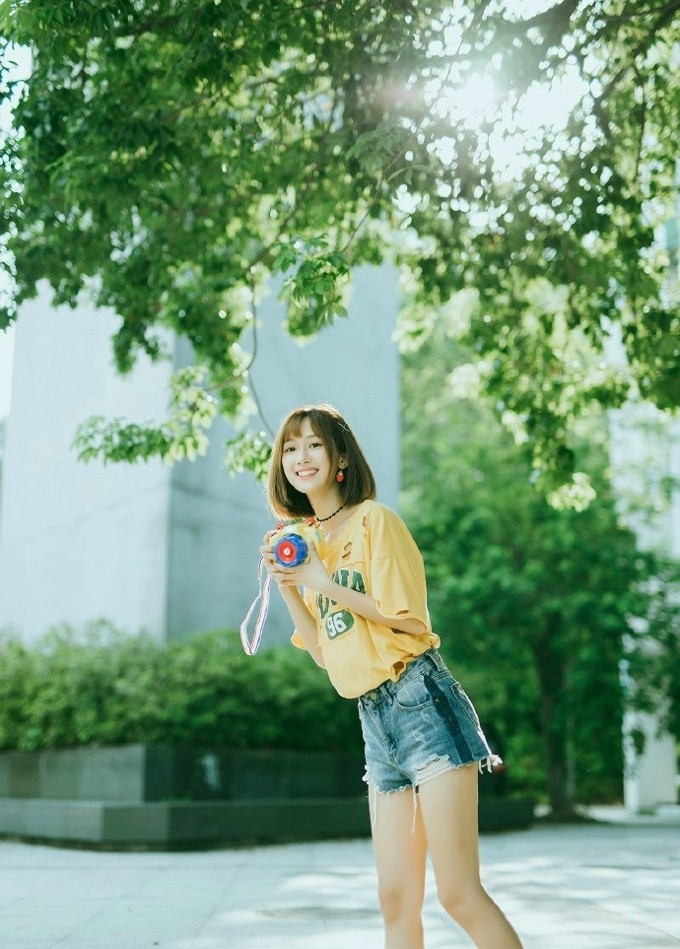 可爱天真牛仔裤少女夏甜美萌妹纸户外小清新写真图片