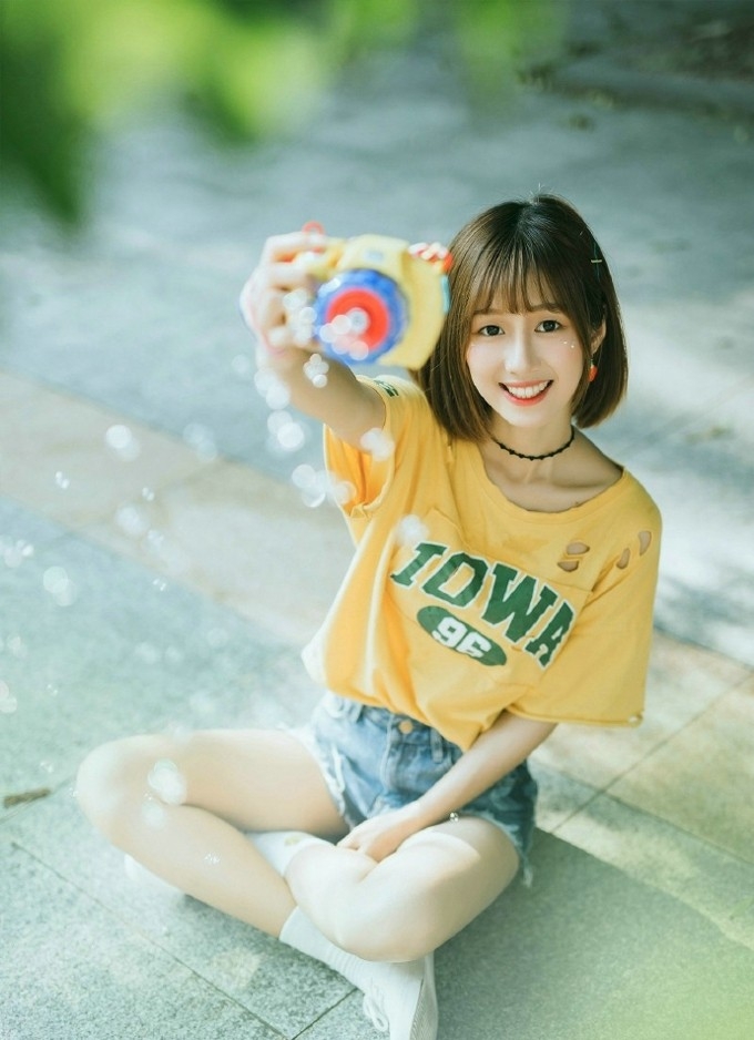 可爱天真牛仔裤少女夏甜美萌妹纸户外小清新写真图片