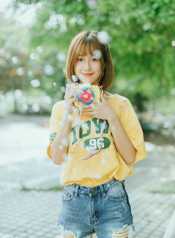可爱天真牛仔裤少女夏甜美萌妹纸户外小清新写真图片