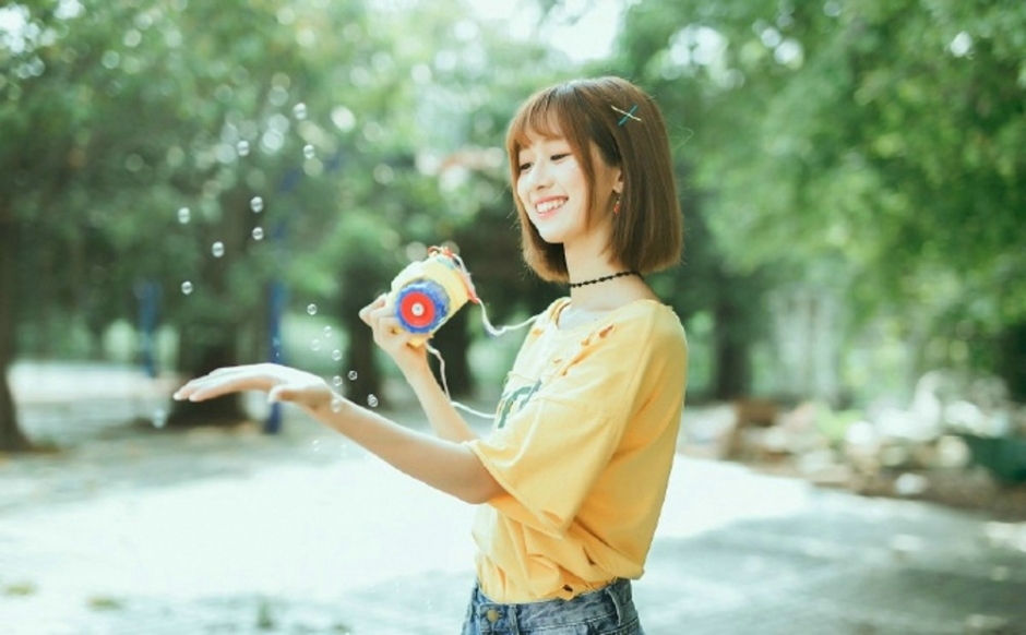 可爱天真牛仔裤少女夏甜美萌妹纸户外小清新写真图片