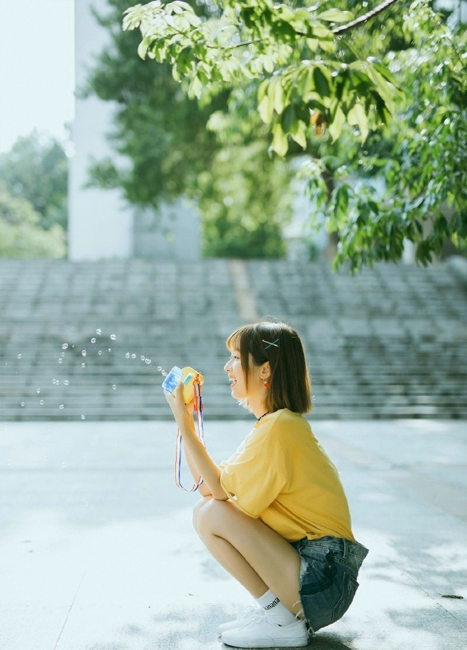 可爱天真牛仔裤少女夏甜美萌妹纸户外小清新写真图片