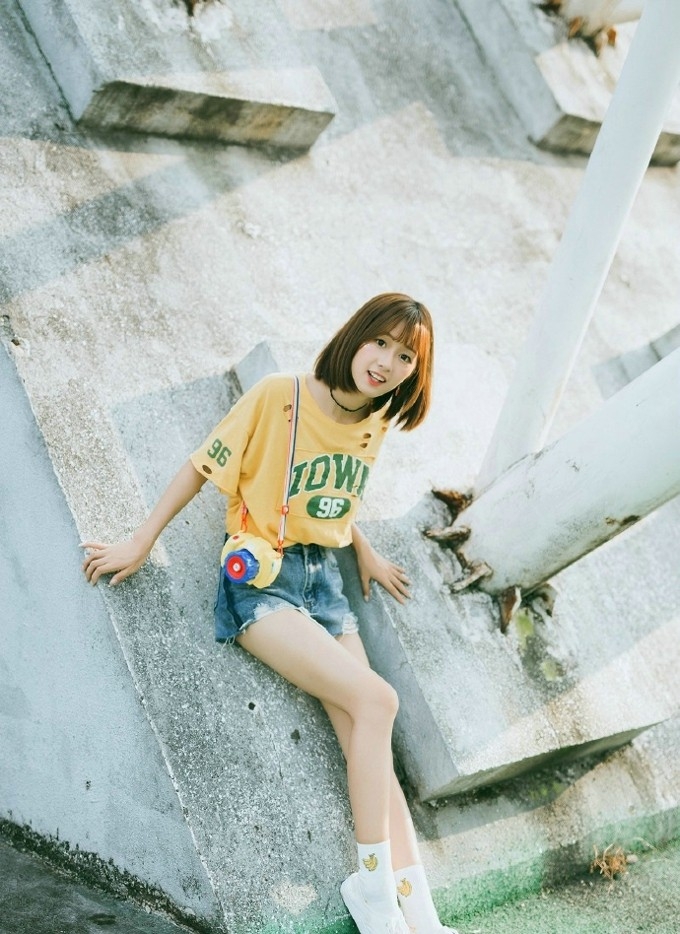 可爱天真牛仔裤少女夏甜美萌妹纸户外小清新写真图片