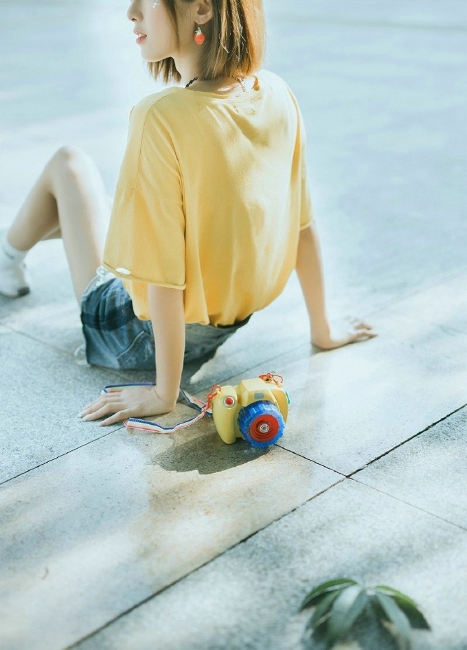 可爱天真牛仔裤少女夏甜美萌妹纸户外小清新写真图片