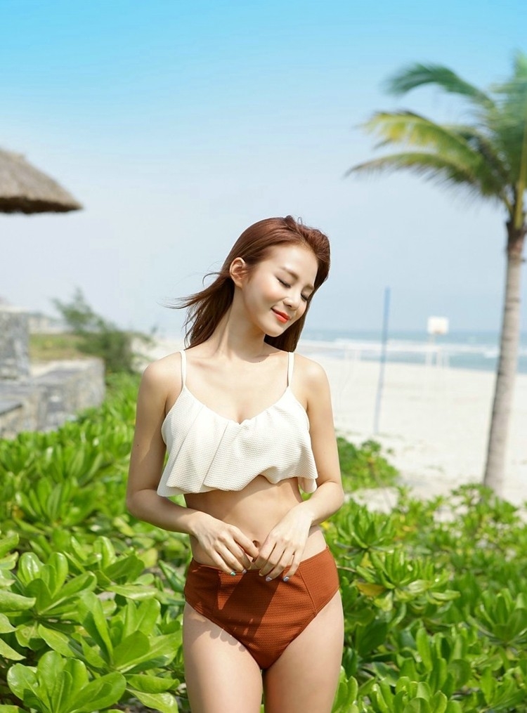 清新自然海边美女酥胸小馒头美腿内裤大胆户外写真