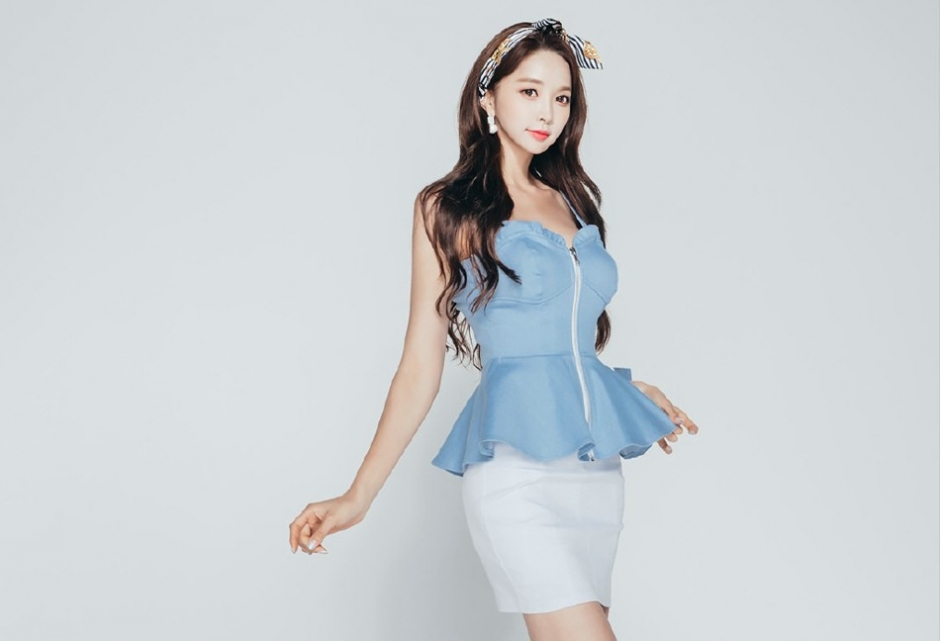 小家碧玉裹胸美女尖下巴小脸蛋可爱高清美女写真