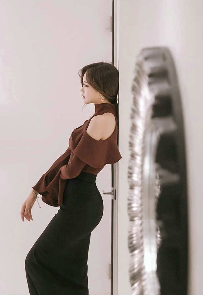 露肩荷叶边紧身美女模特性感火辣身材白领诱惑图片