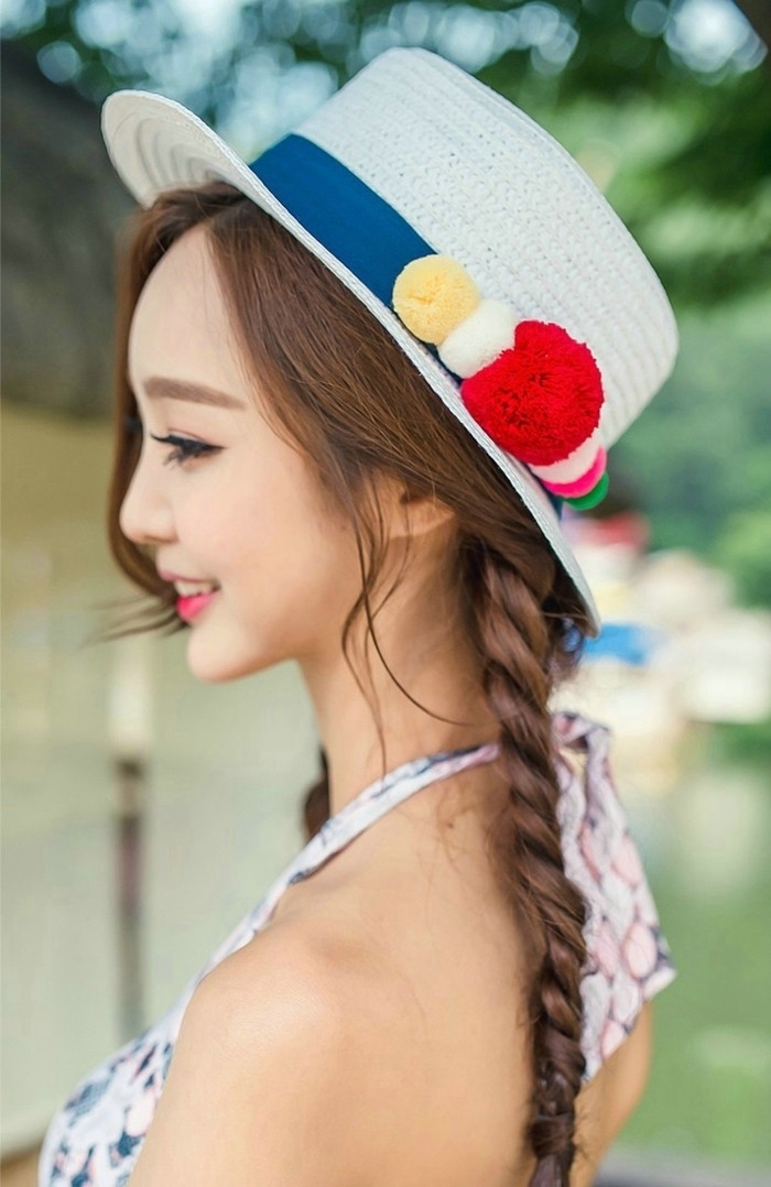 娇小火爆身材度假美女甜美笑容巨乳美腿诱惑美女写真