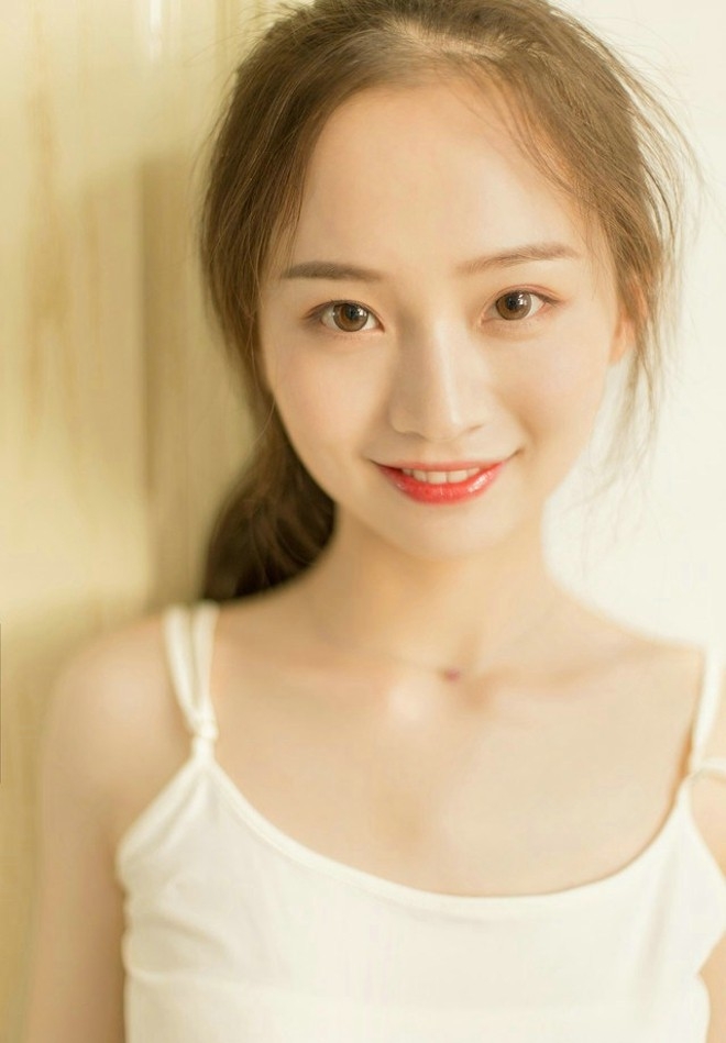 白色背心居家美女清爽马尾穿小内裤嫩白性感私房写真