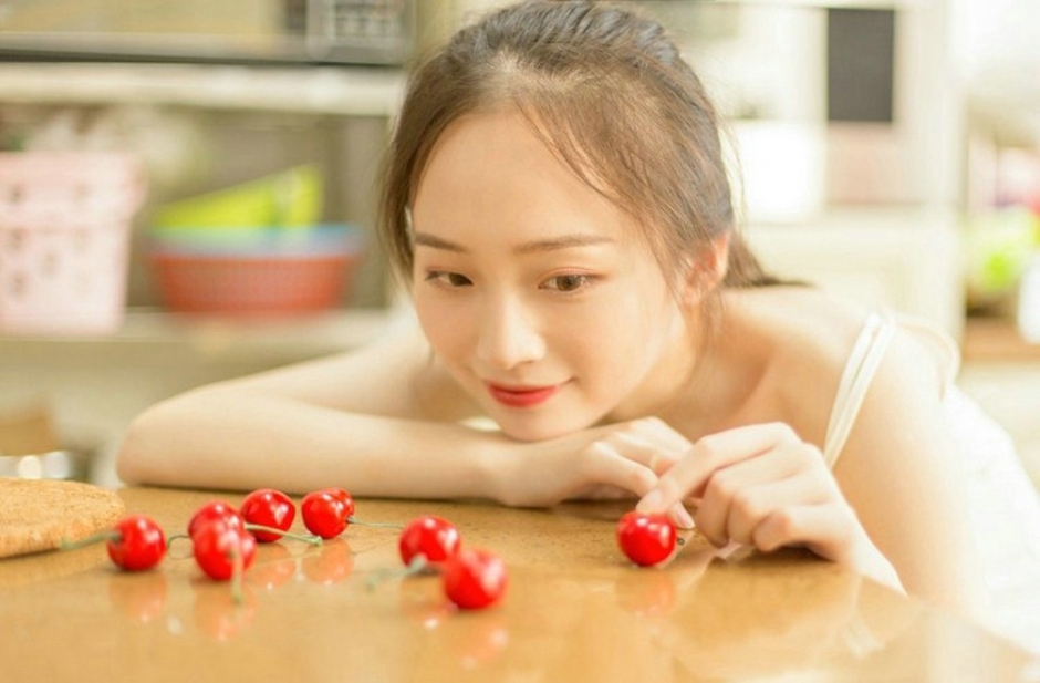 白色背心居家美女清爽马尾穿小内裤嫩白性感私房写真