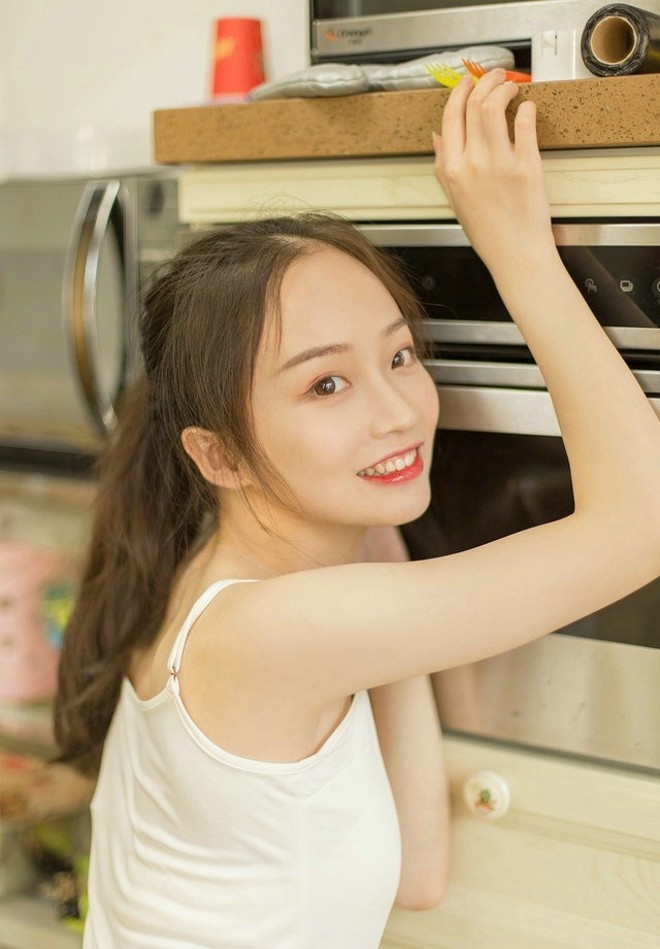 白色背心居家美女清爽马尾穿小内裤嫩白性感私房写真