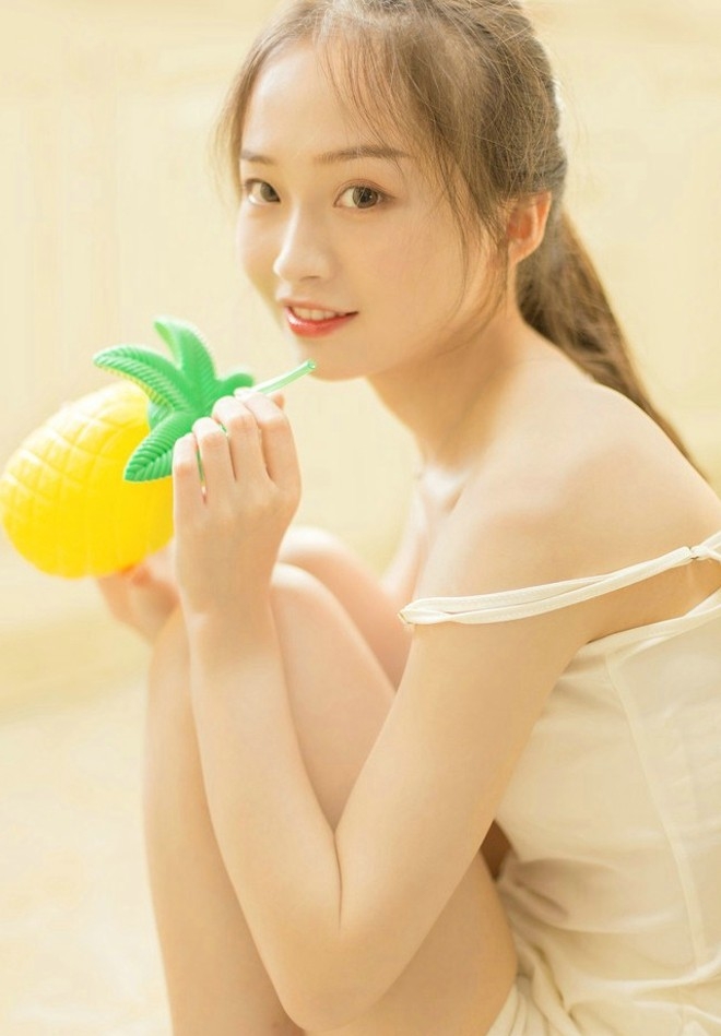 白色背心居家美女清爽马尾穿小内裤嫩白性感私房写真