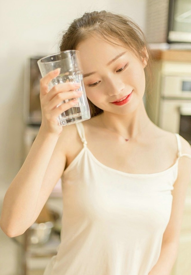 白色背心居家美女清爽马尾穿小内裤嫩白性感私房写真