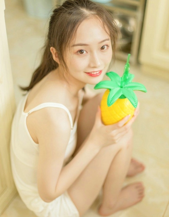 白色背心居家美女清爽马尾穿小内裤嫩白性感私房写真