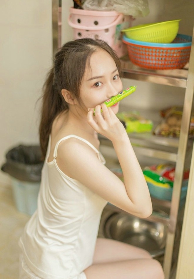 白色背心居家美女清爽马尾穿小内裤嫩白性感私房写真