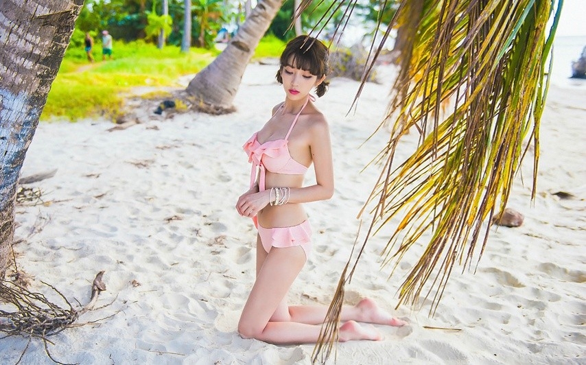 粉嫩小馒头鲍比基尼美女阳光下迷人美胸图片写真