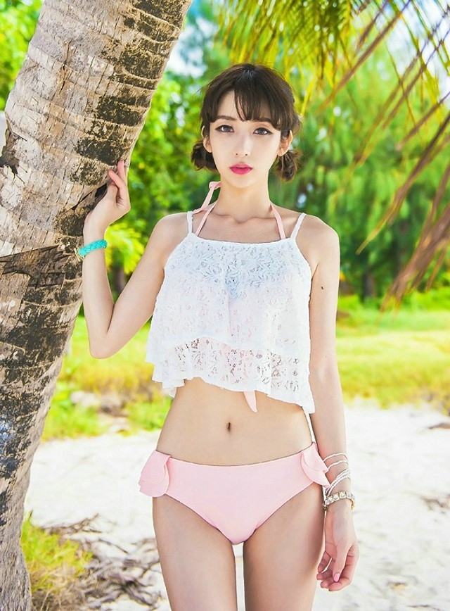 粉嫩小馒头鲍比基尼美女阳光下迷人美胸图片写真