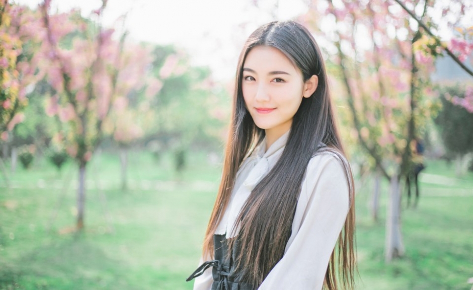 黑长直美女大学生妹户外清纯唯美摄影图片