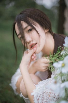 田园清纯美少女阳光下俏皮活力写真